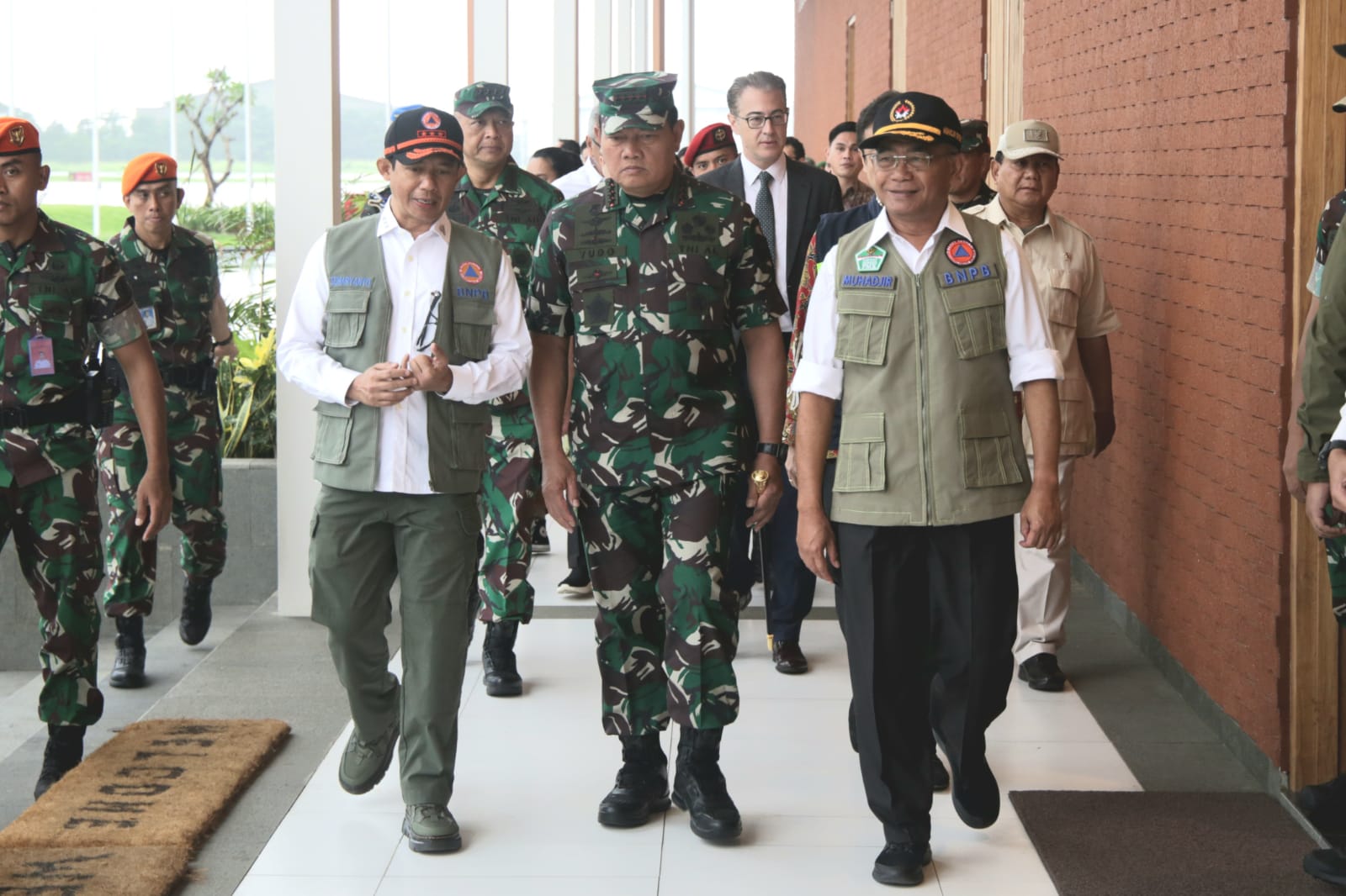 Kepala BNPB Letjen TNI Suharyanto (kiri), Panglima TNI Laksamana Yudo Margono (tengah) dan Menko PMK Muhadjir Effendy (kanan), tiba di Lanud Halim Perdananakusuma, Jakarta, Sabtu (11/2).